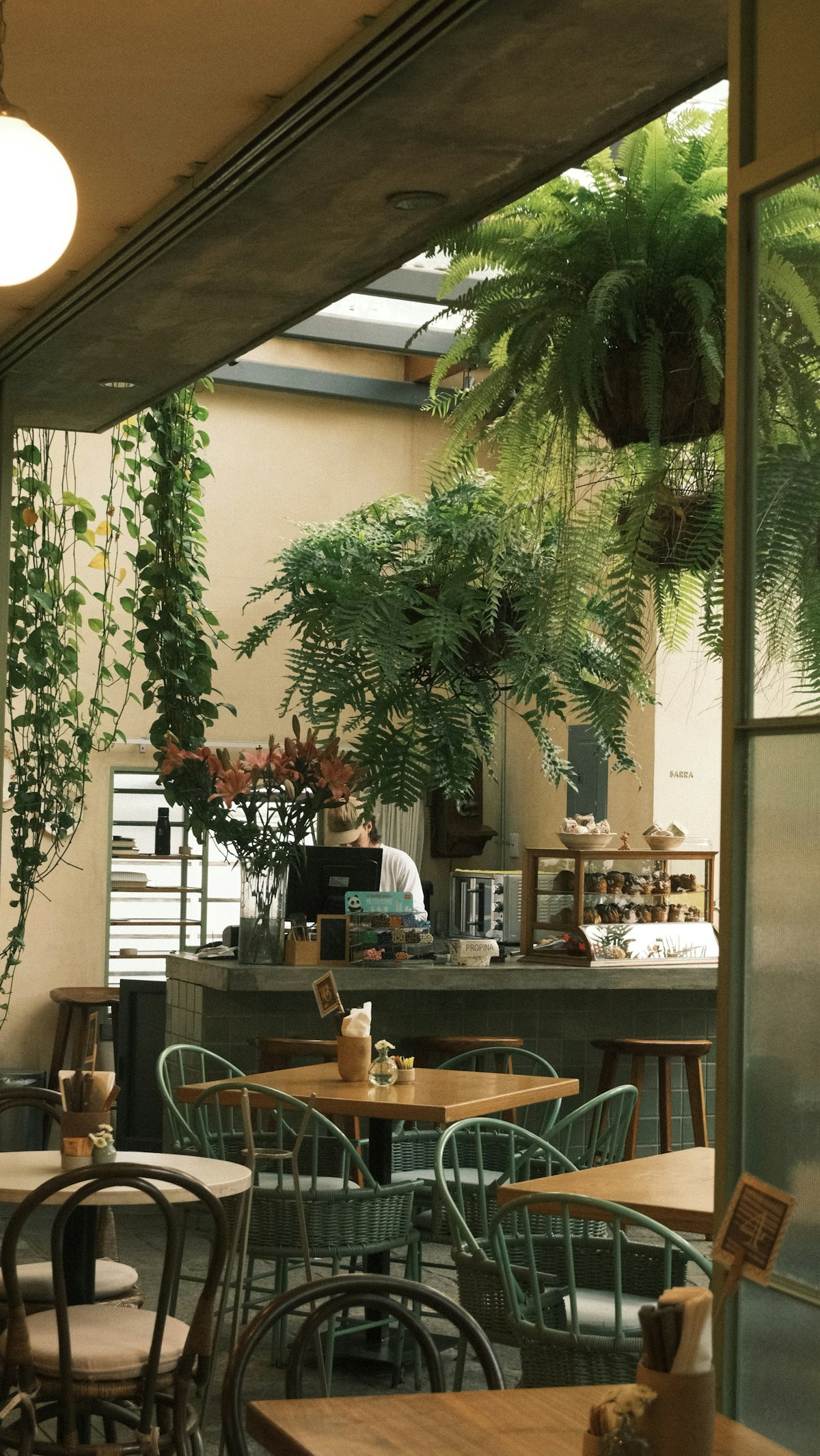 観葉植物がたっぷりの落ち着いた店内